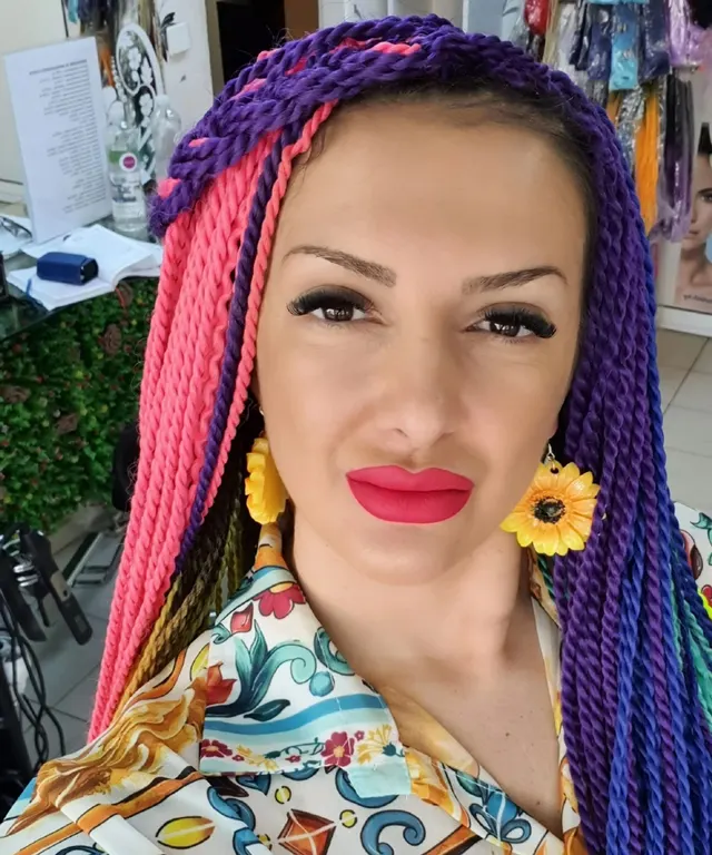 Велика Маринова, Фризьорство и бръснарство в София